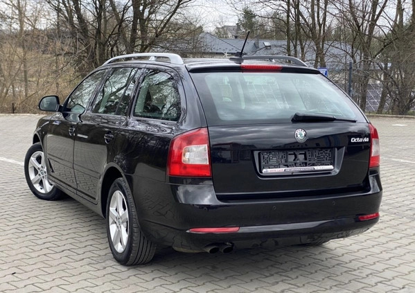Skoda Octavia cena 28900 przebieg: 212000, rok produkcji 2011 z Poręba małe 254